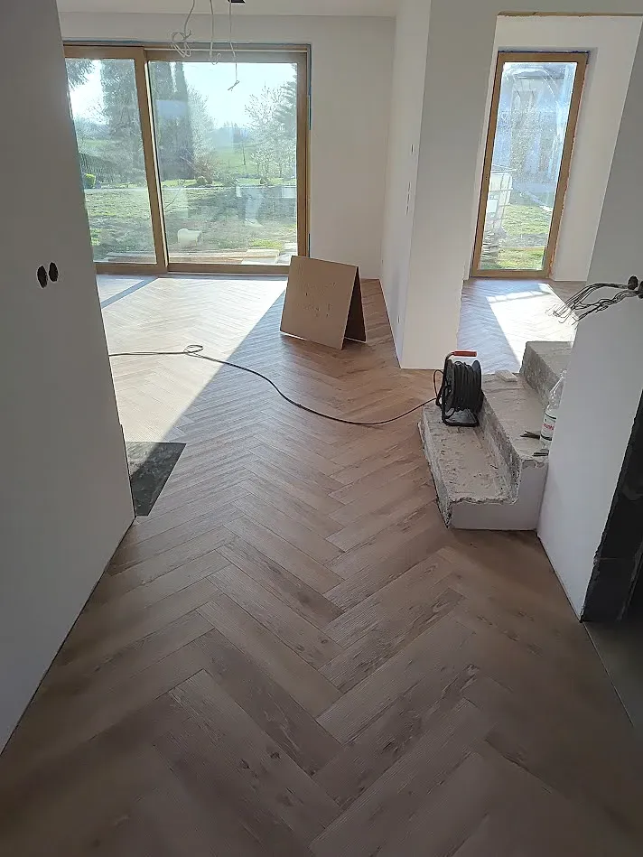 Salon z wyjściem do ogrodu, jodełka prowadzona od dużego okna
