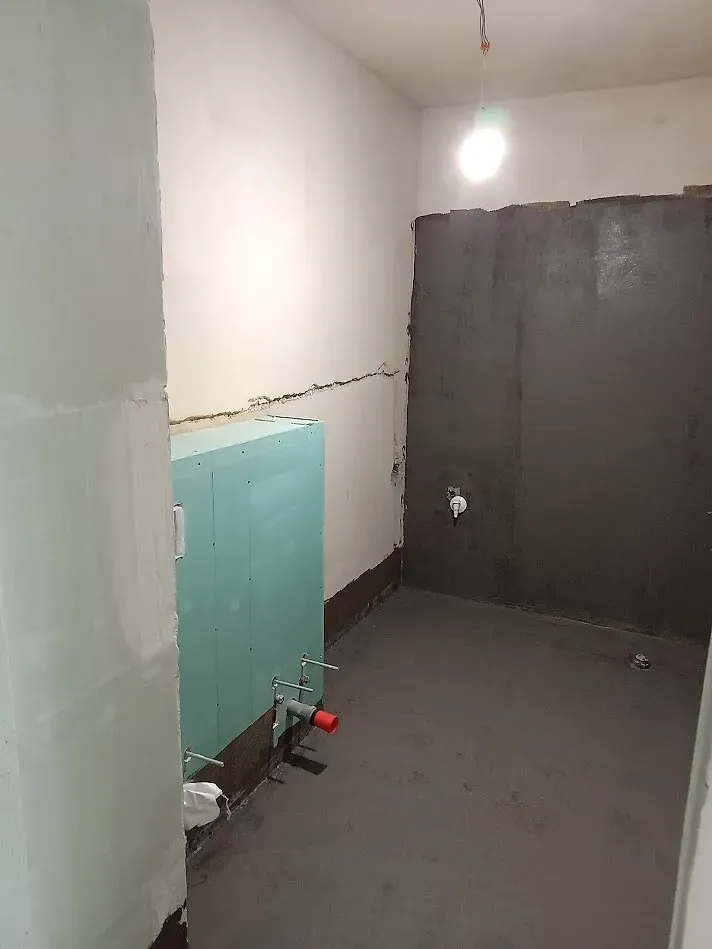Hydroizolacja ścian i posadzki, stelaż obudowany płytami