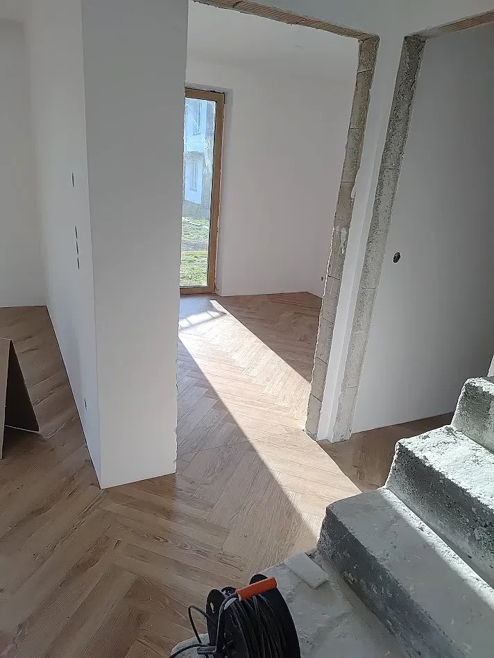 Wzór przechodzi z korytarza do pokoju bez zmiany kierunku