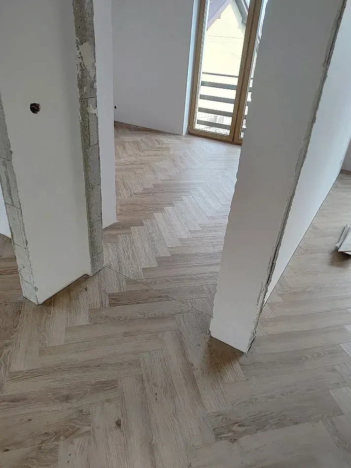 Piętro: jodełka w przejściach między pokojami