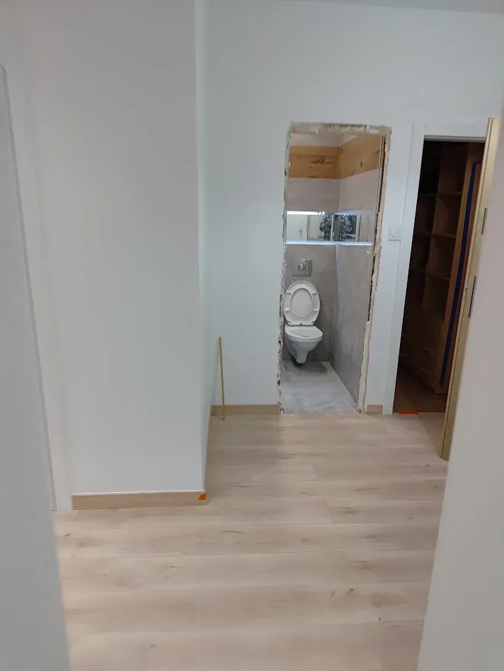 W trakcie prac: panele i listwy gotowe, wejście do toalety przed montażem drzwi